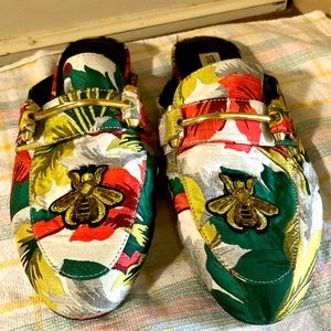 Steve Madden Floral mule with Bee size 9M